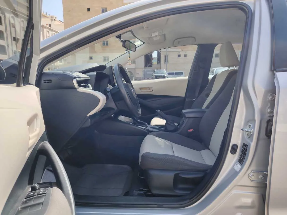 Car image 12