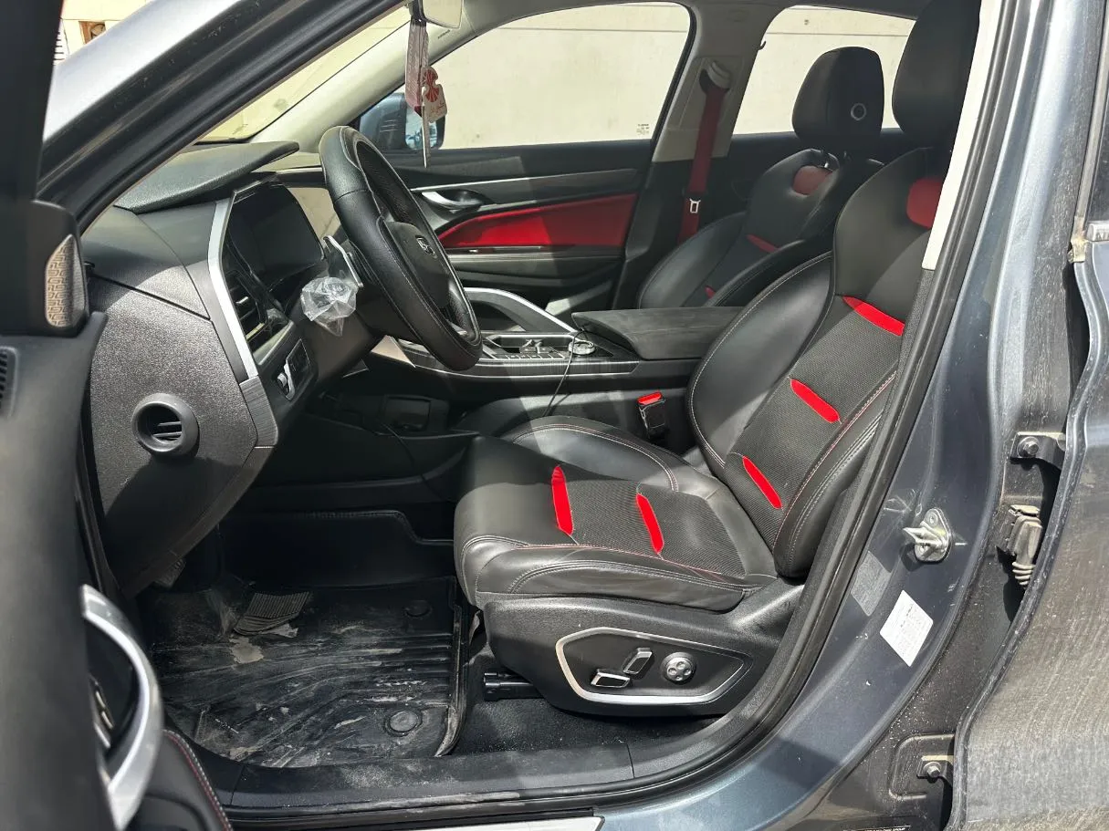 Car image 12