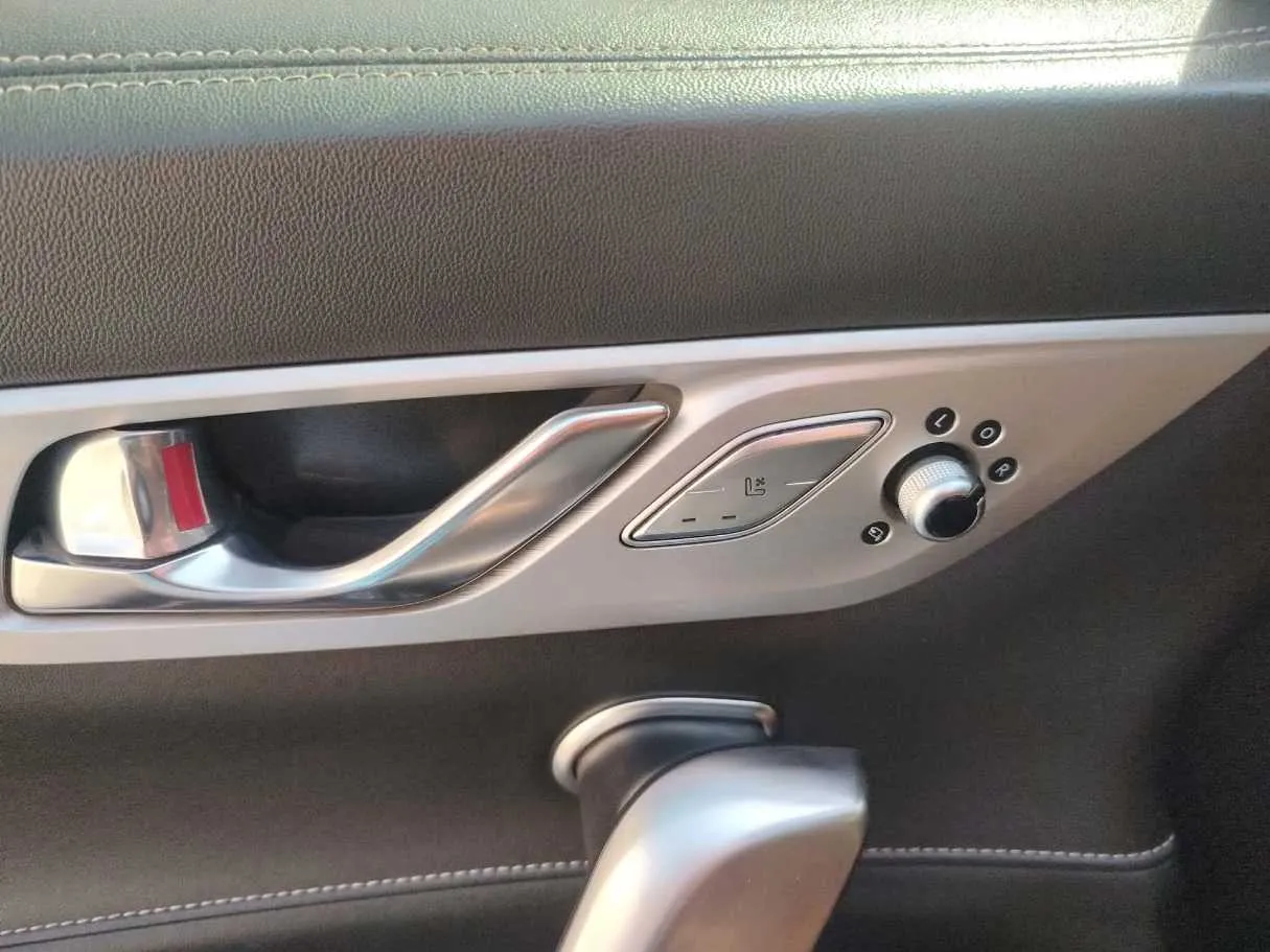 Car image 33