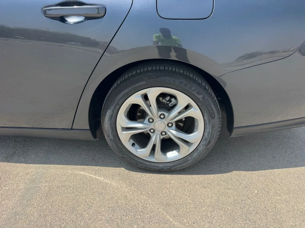 Car image 9