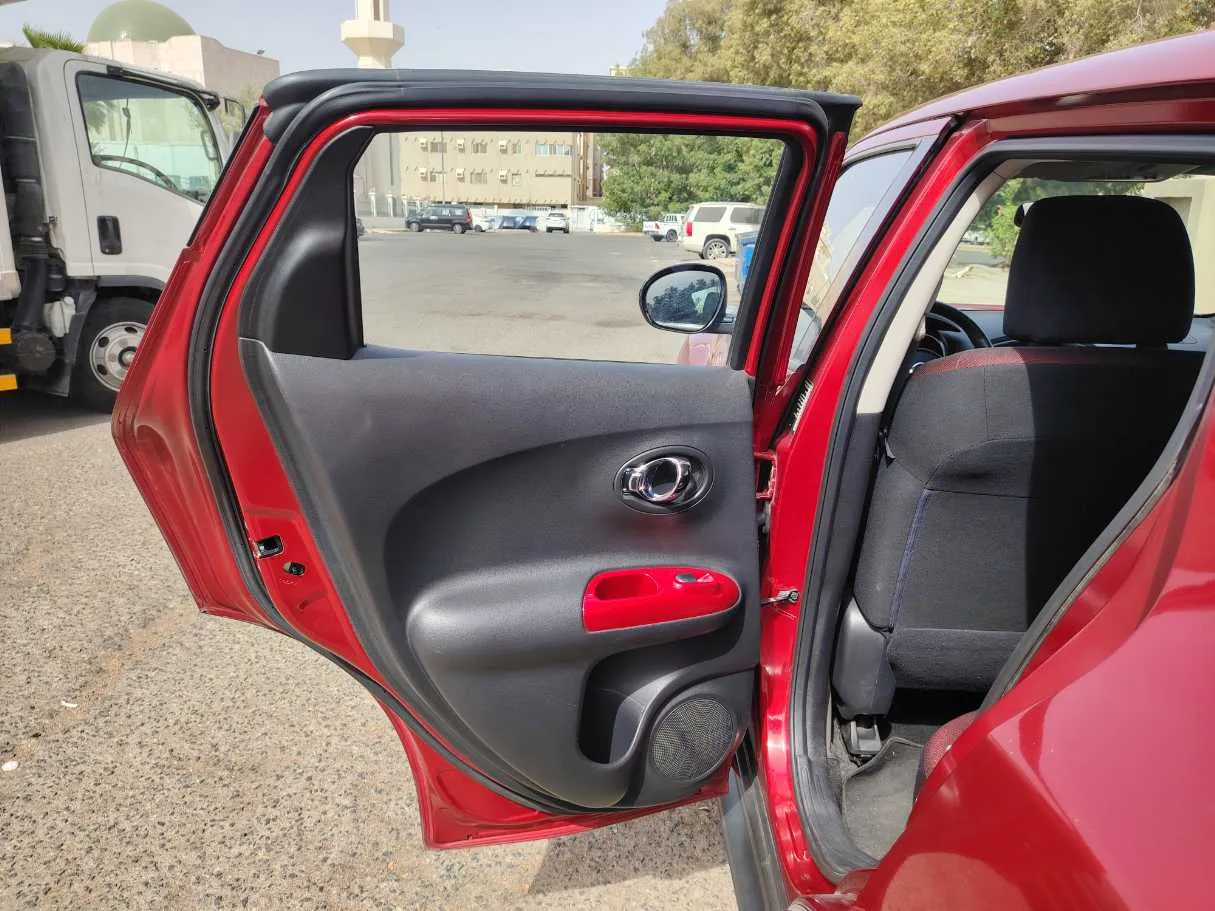 Car image 14