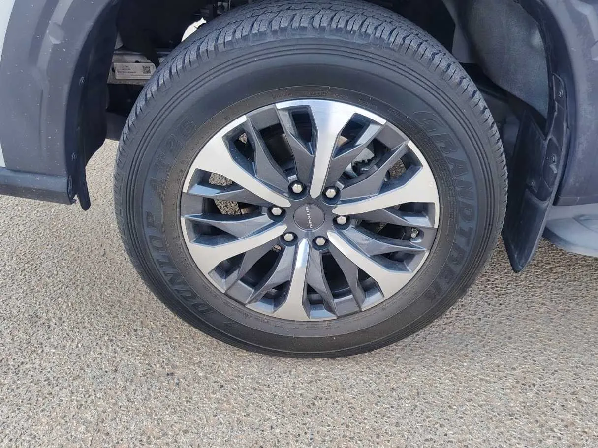 Car image 11
