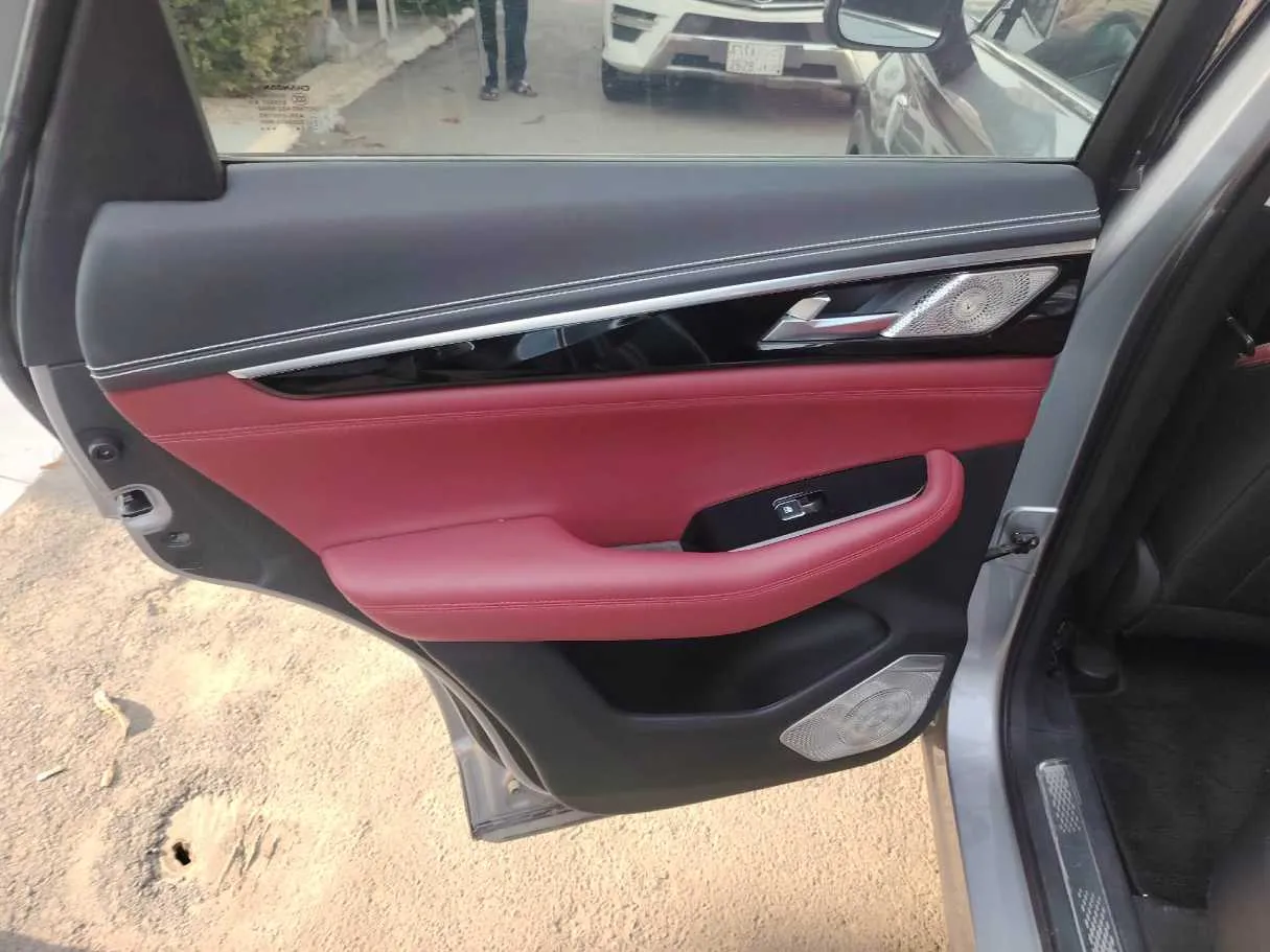 Car image 16