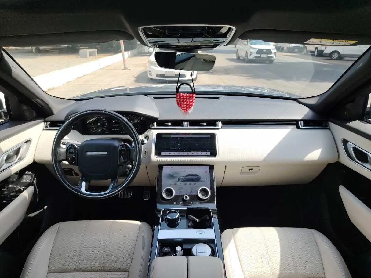 Car image 16