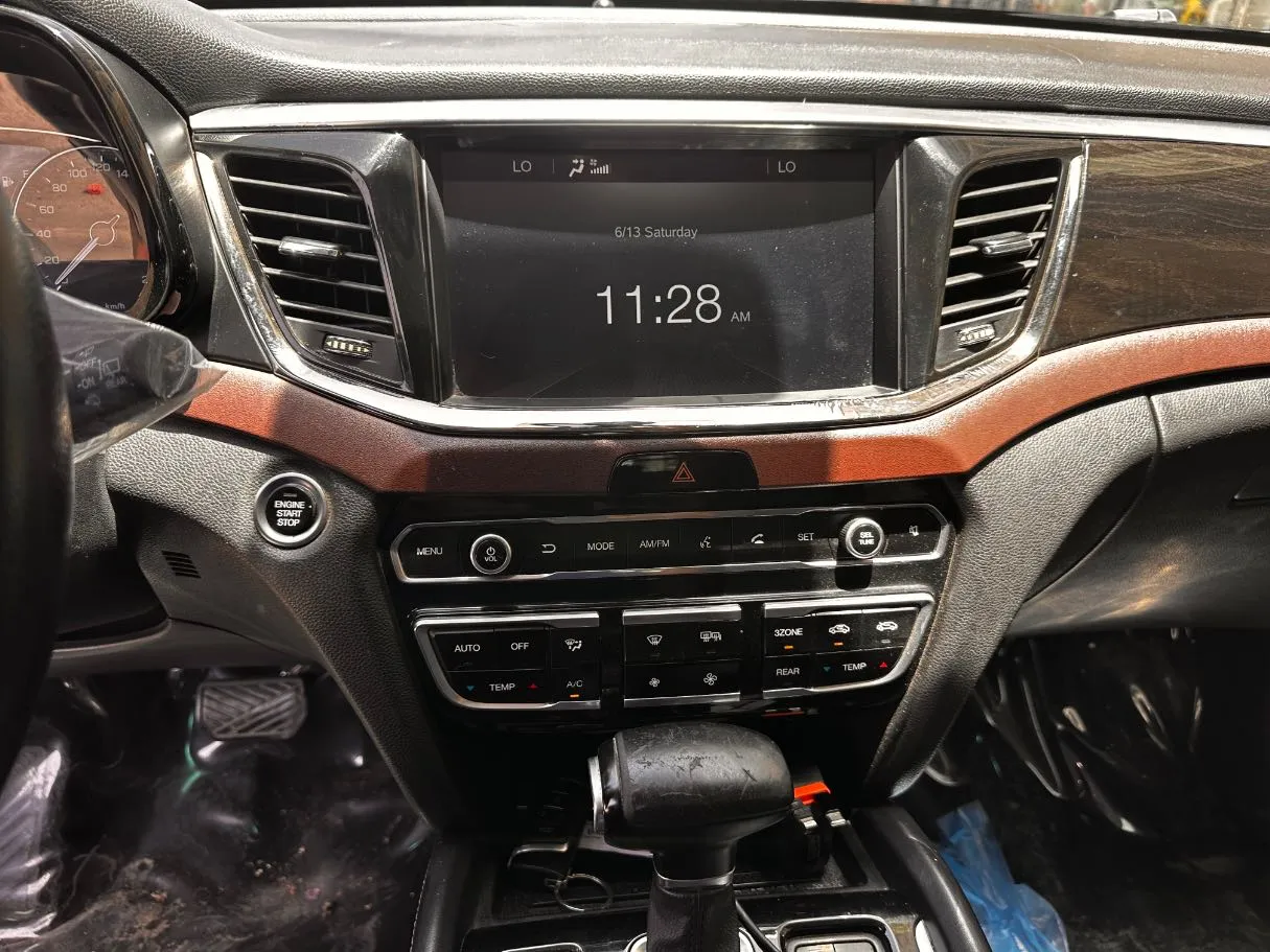 Car image 18