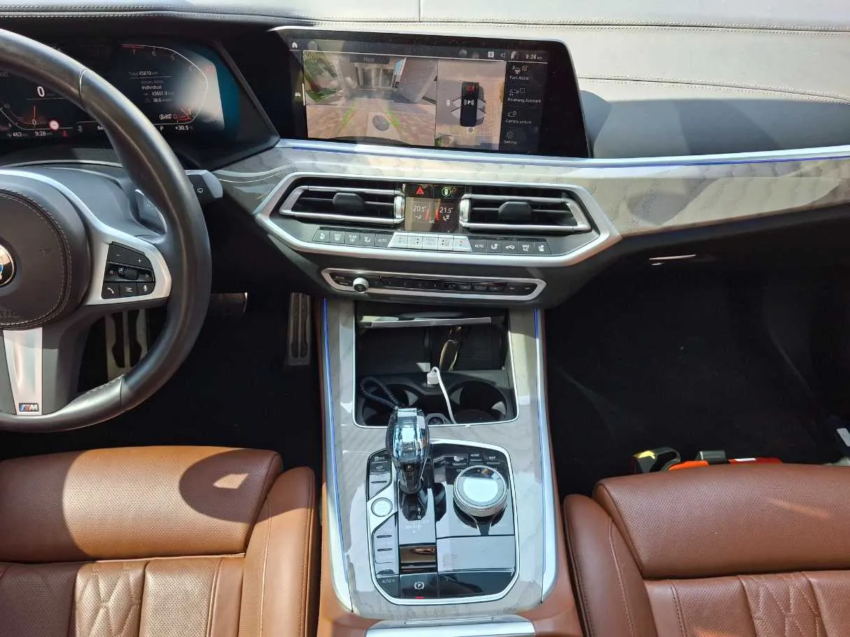 Car image 14