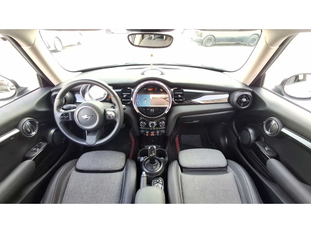 Car image 18