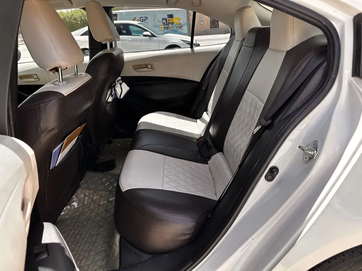 Car image 14