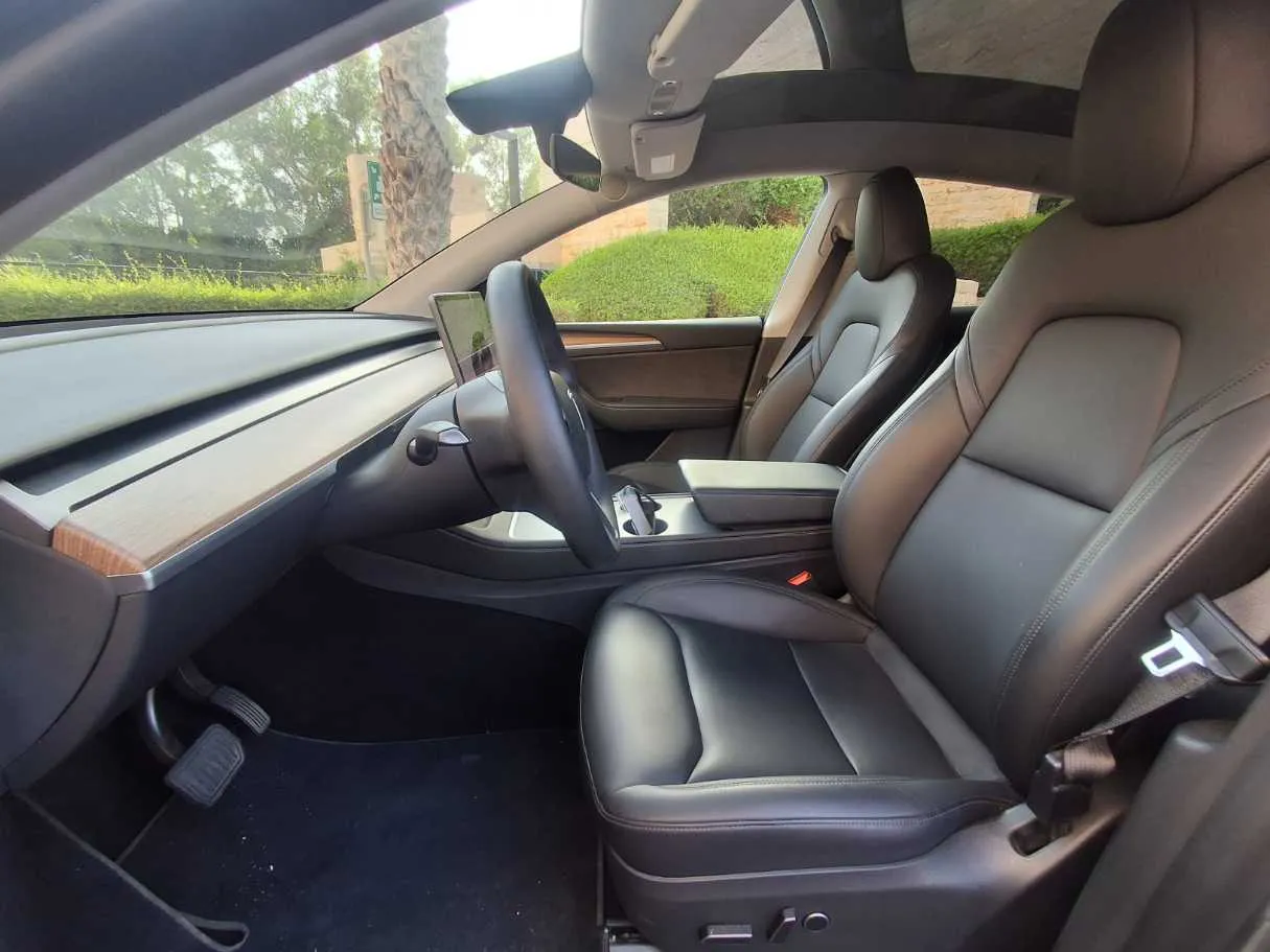 Car image 12