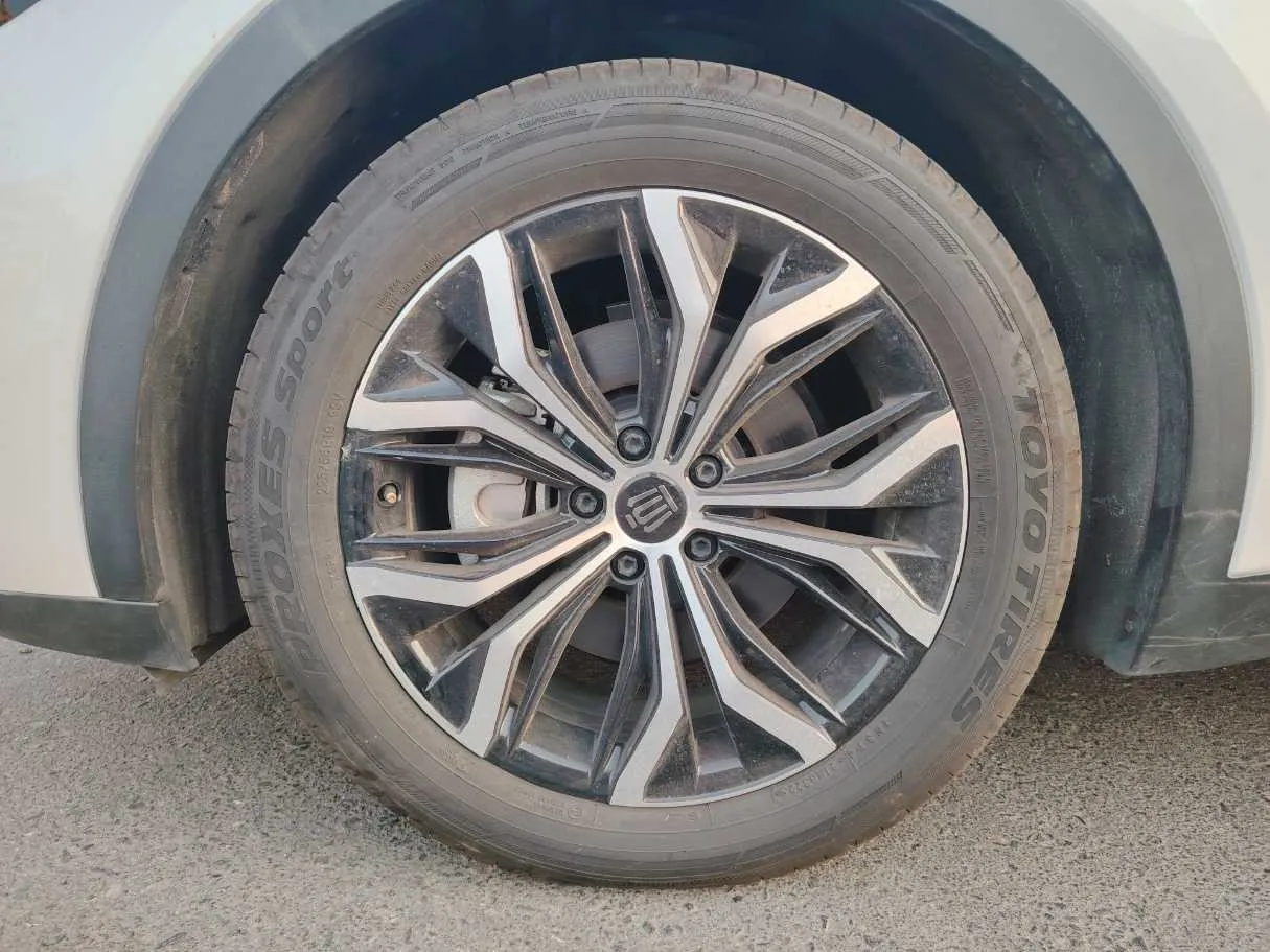 Car image 9