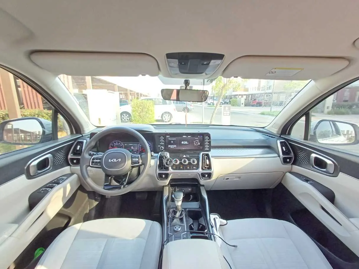 Car image 14