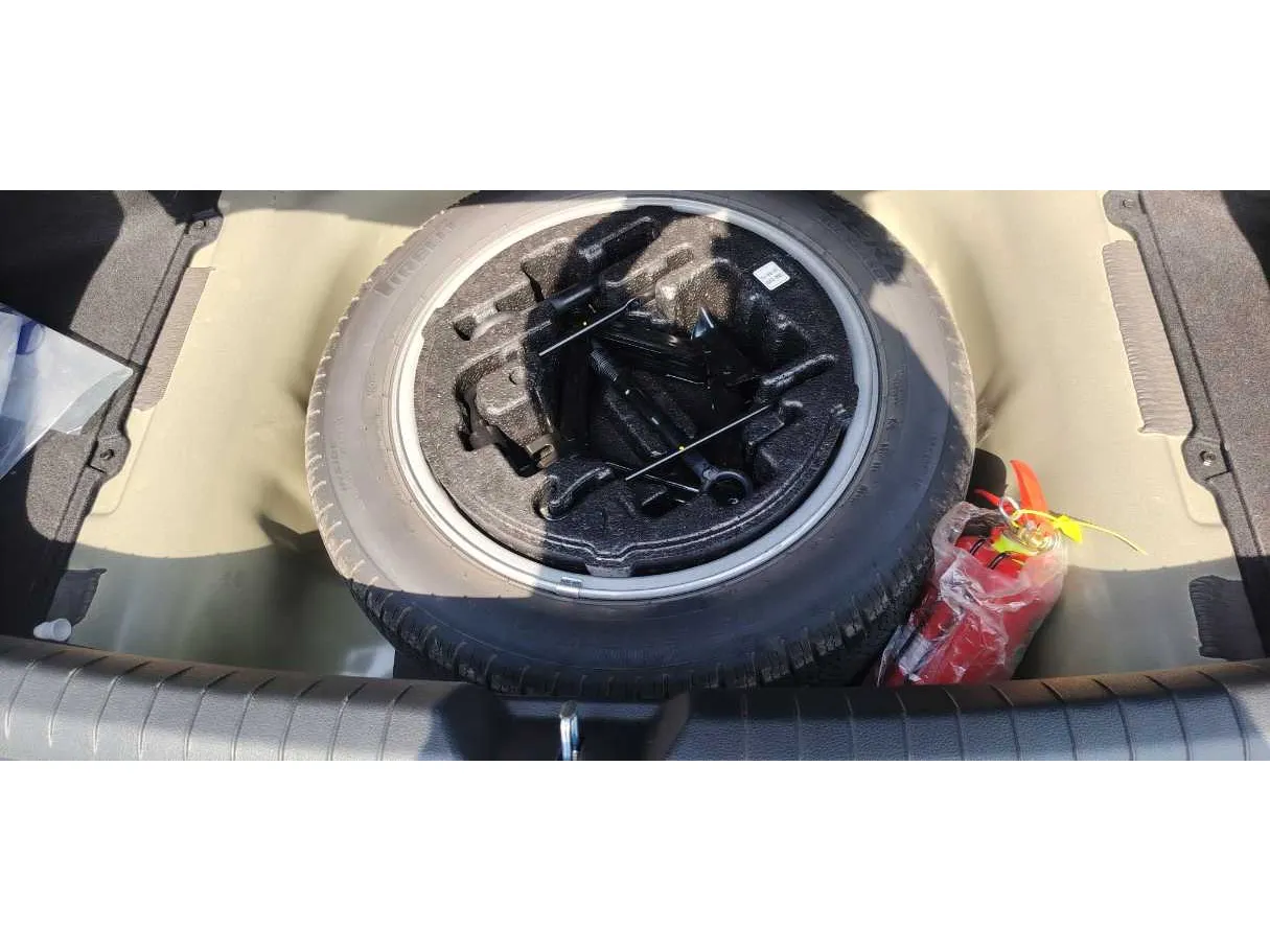 Car image 30