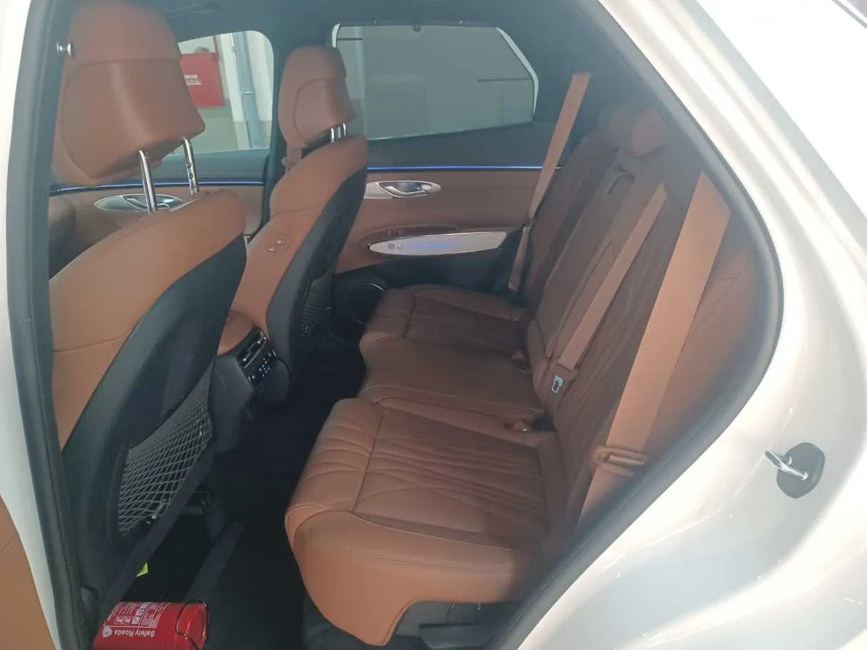 Car image 15