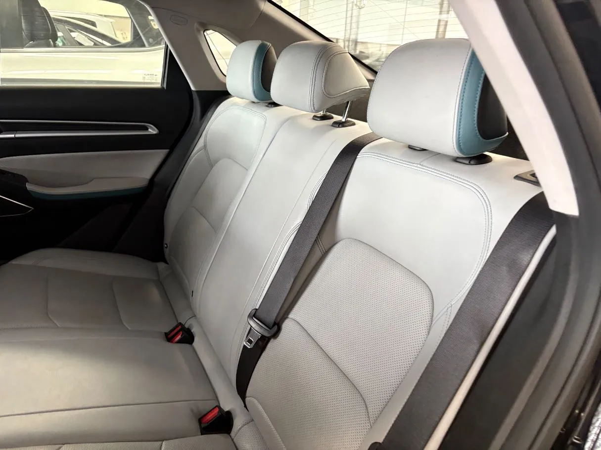 Car image 16