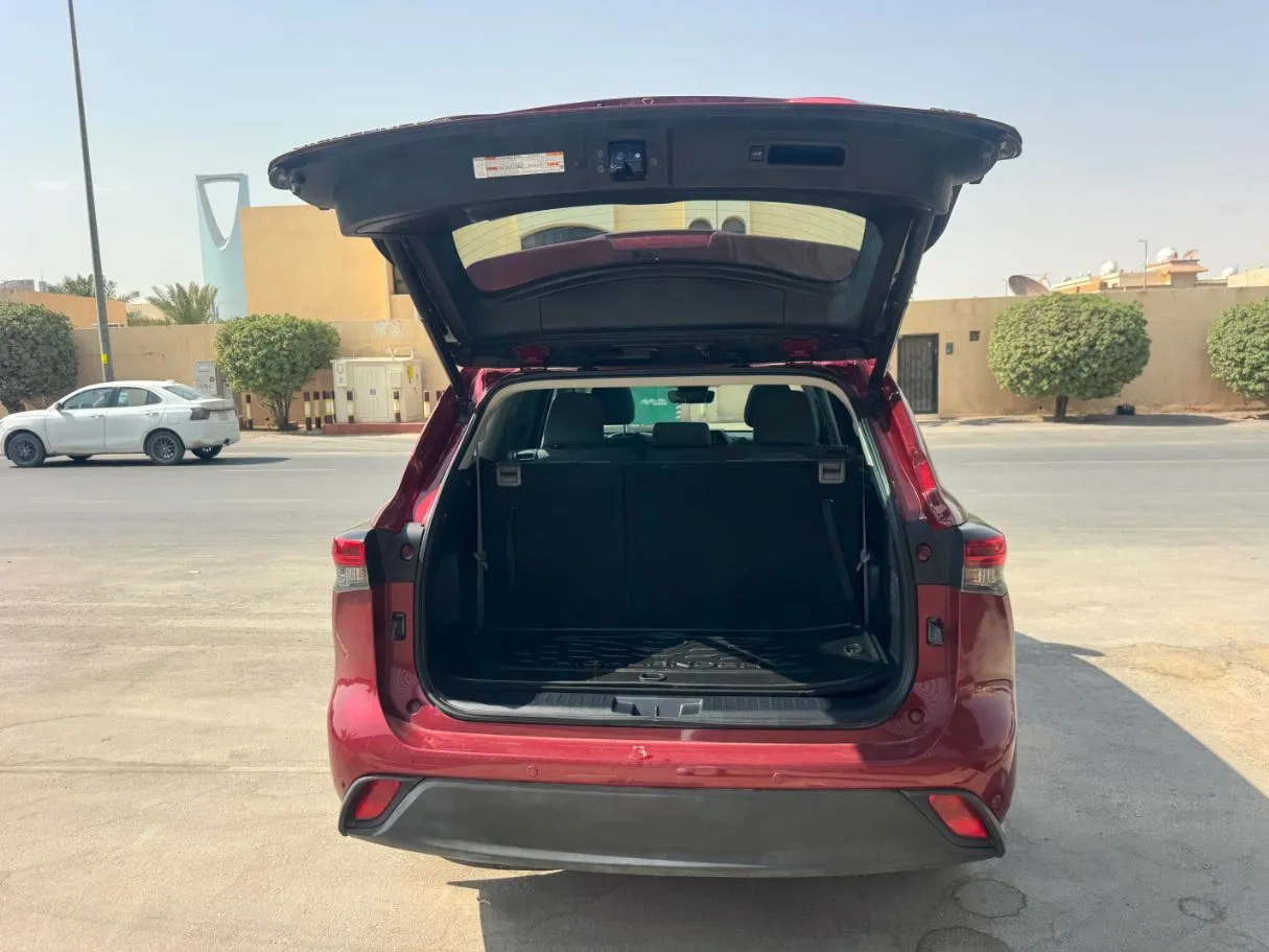 Car image 19
