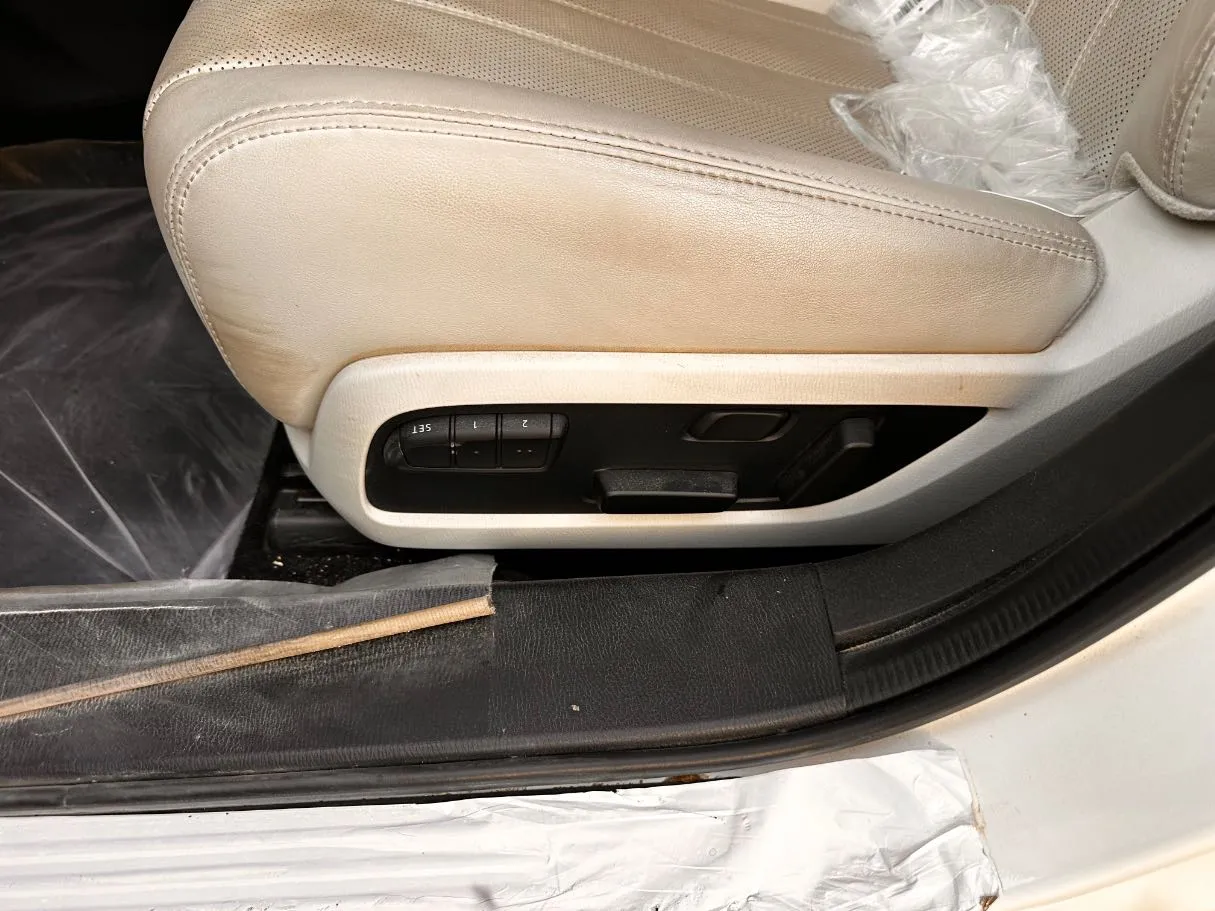 Car image 25