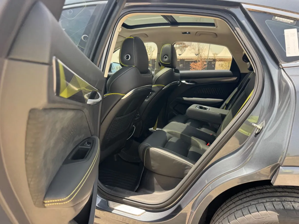 Car image 13