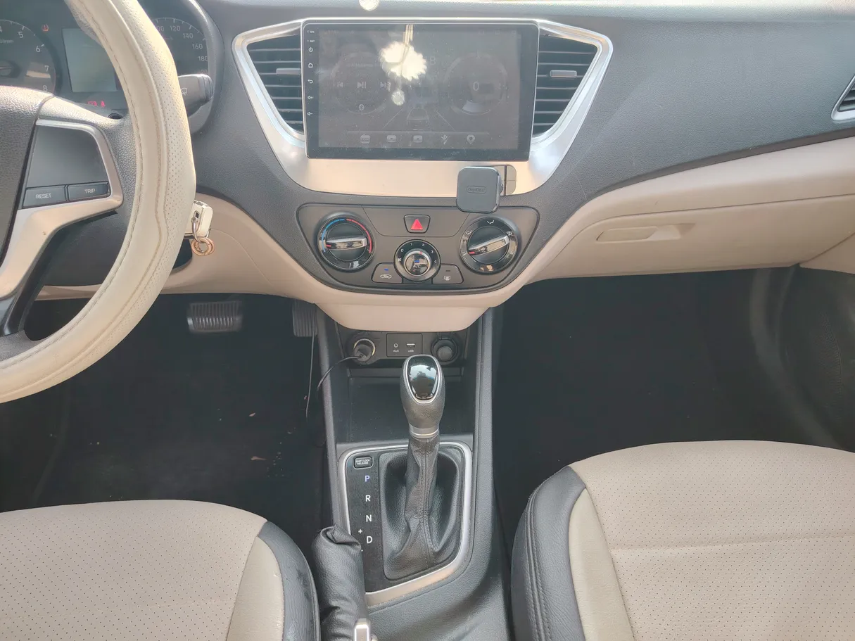 Car image 18