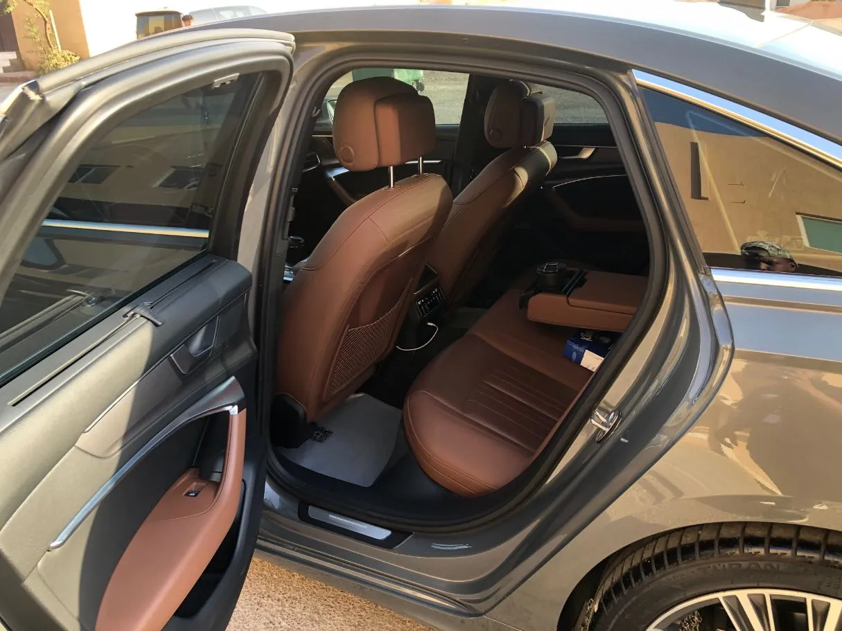 Car image 12