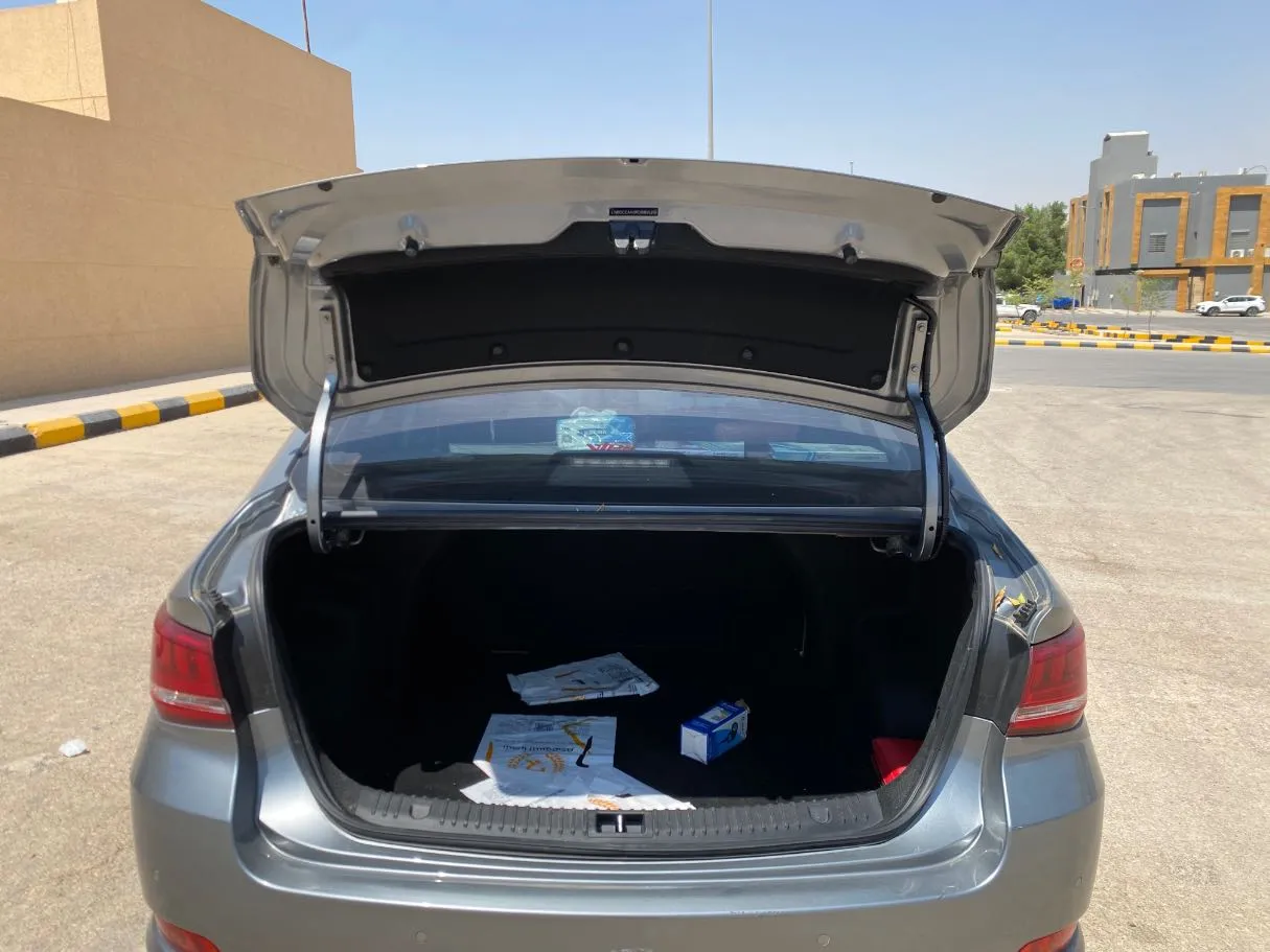 Car image 19