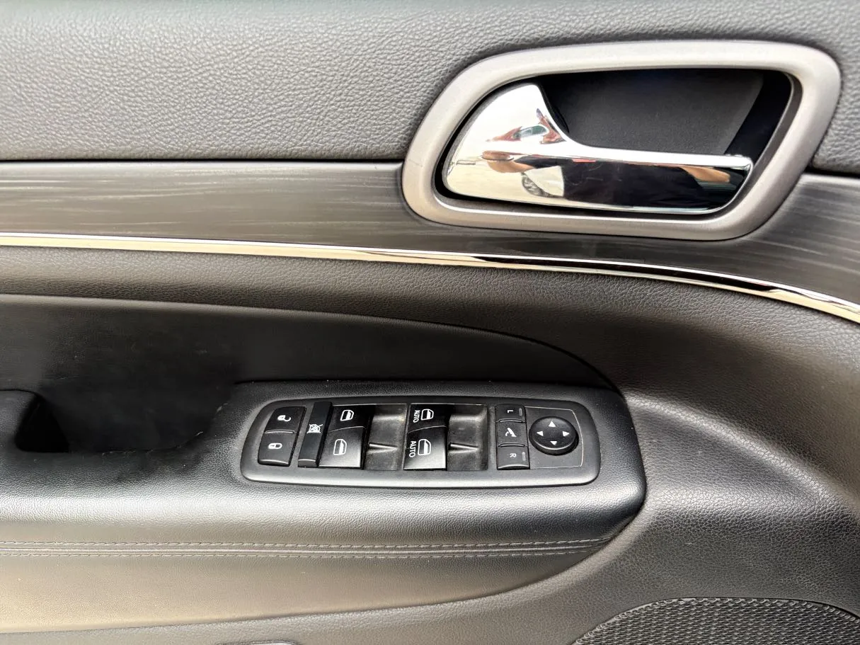 Car image 26
