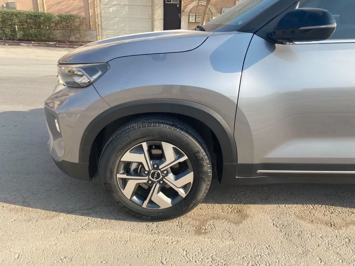 Car image 9