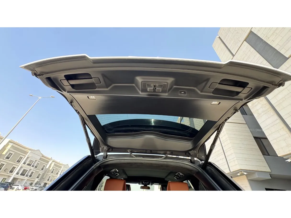 Car image 24