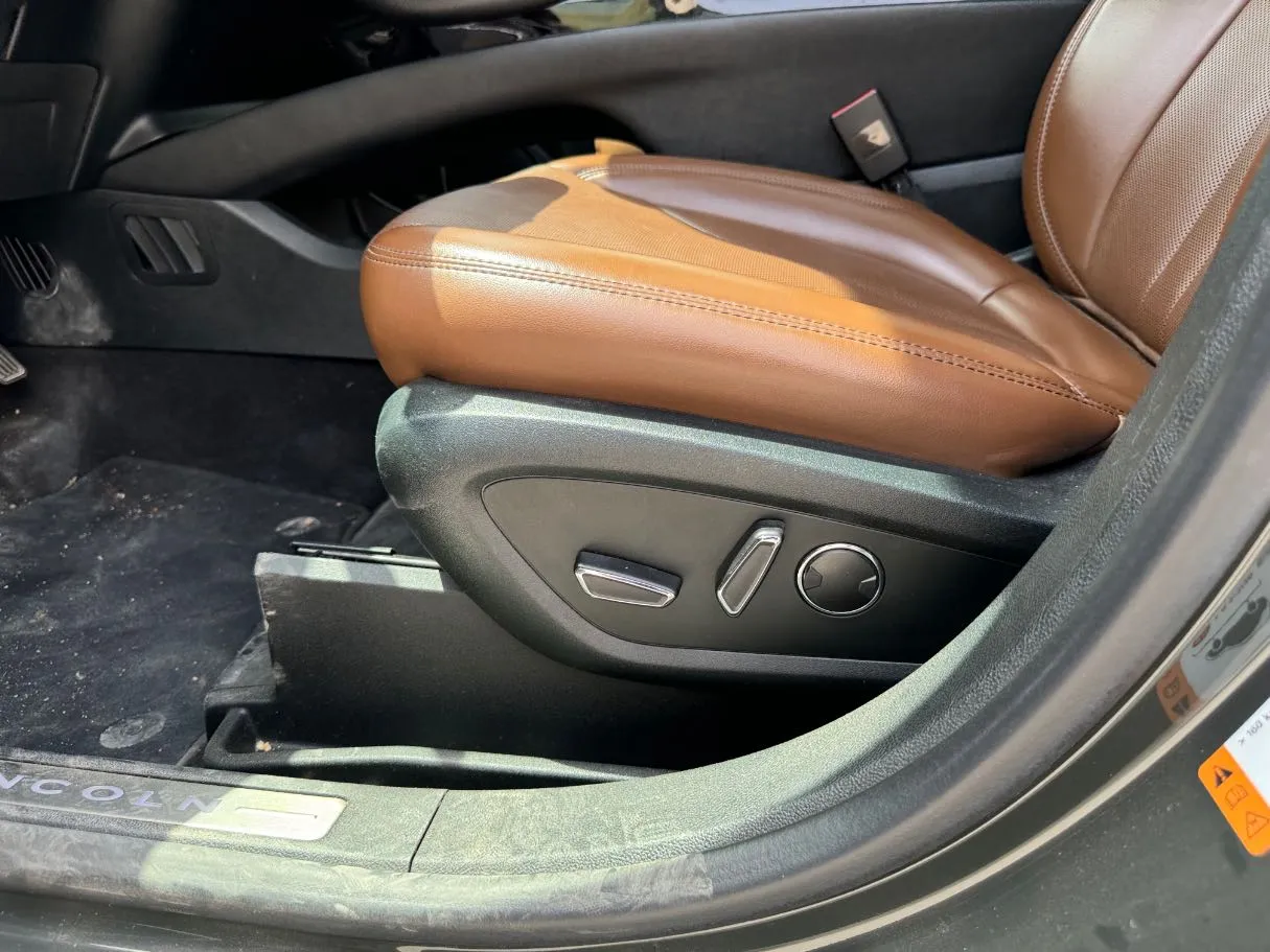 Car image 23