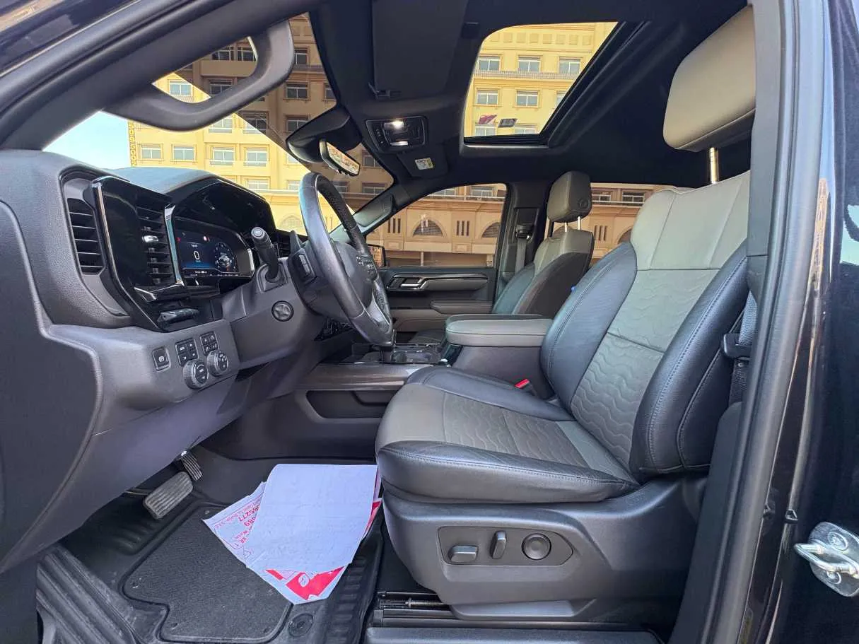 Car image 12