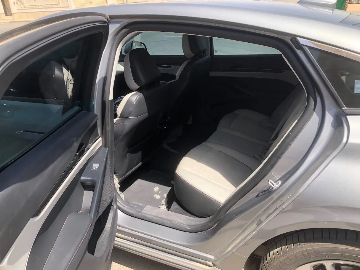 Car image 14