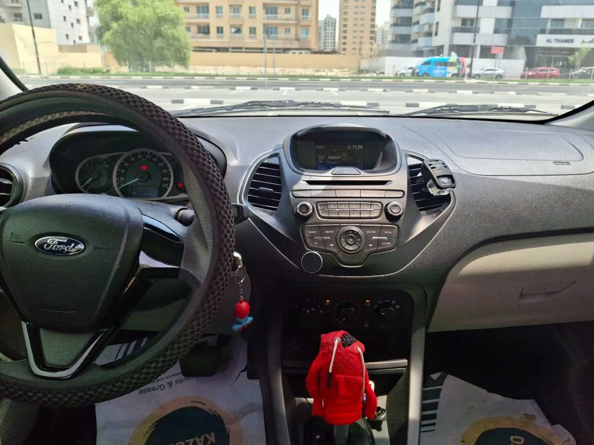 Car image 14