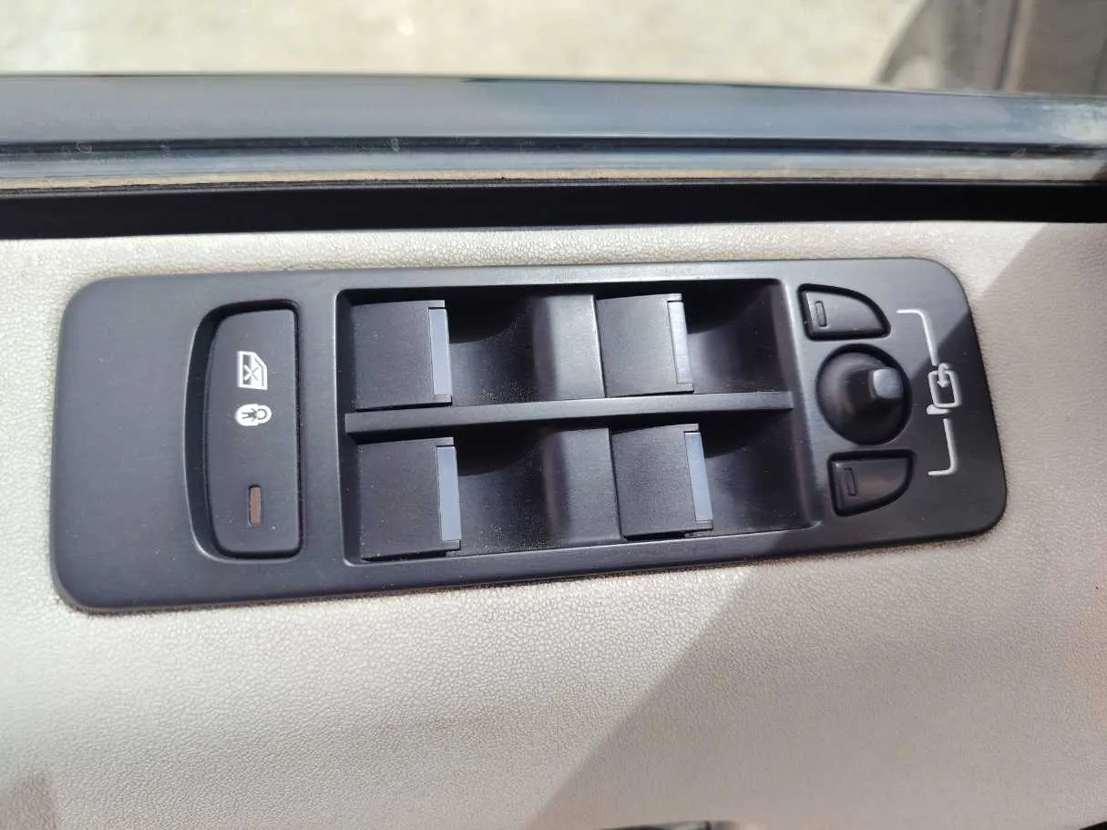 Car image 27