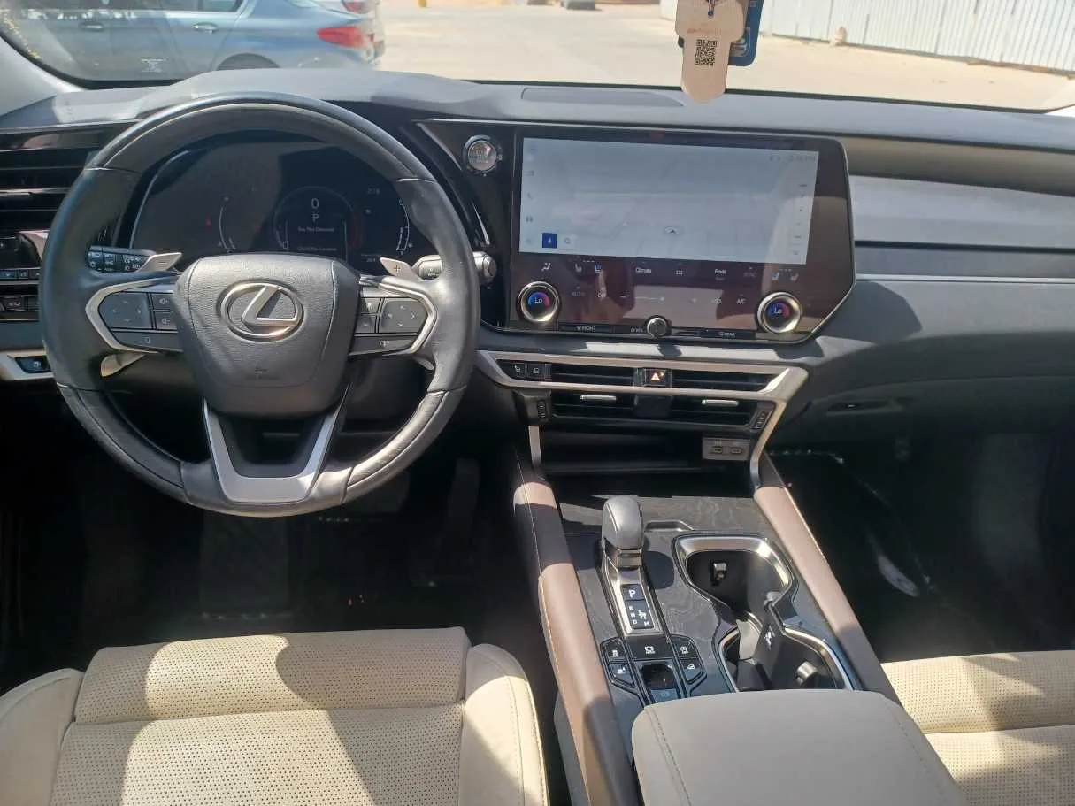 Car image 16