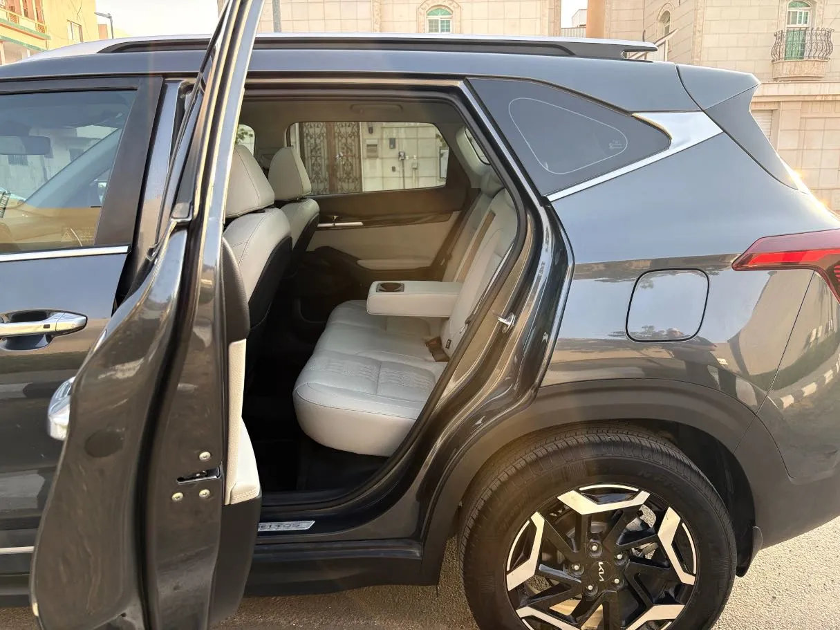 Car image 15