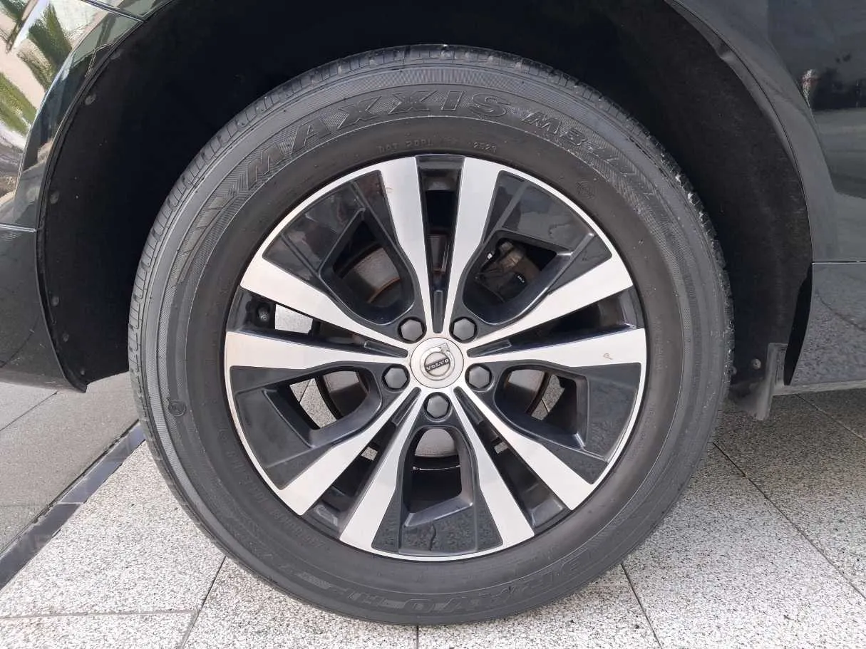 Car image 9
