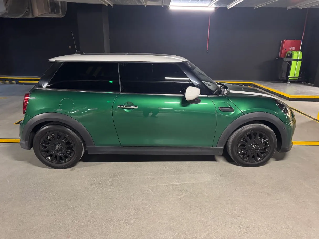 Car image 4