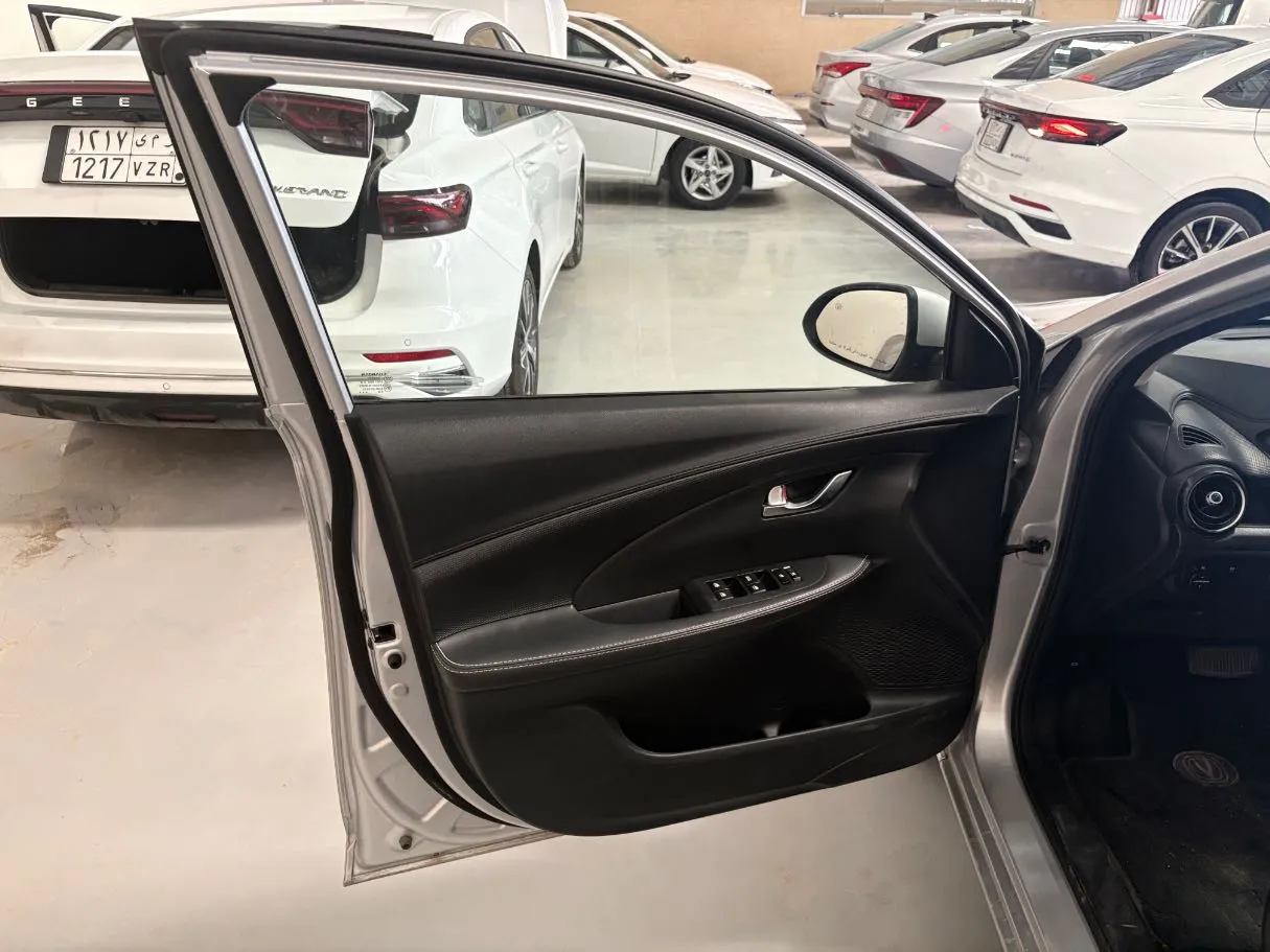 Car image 8