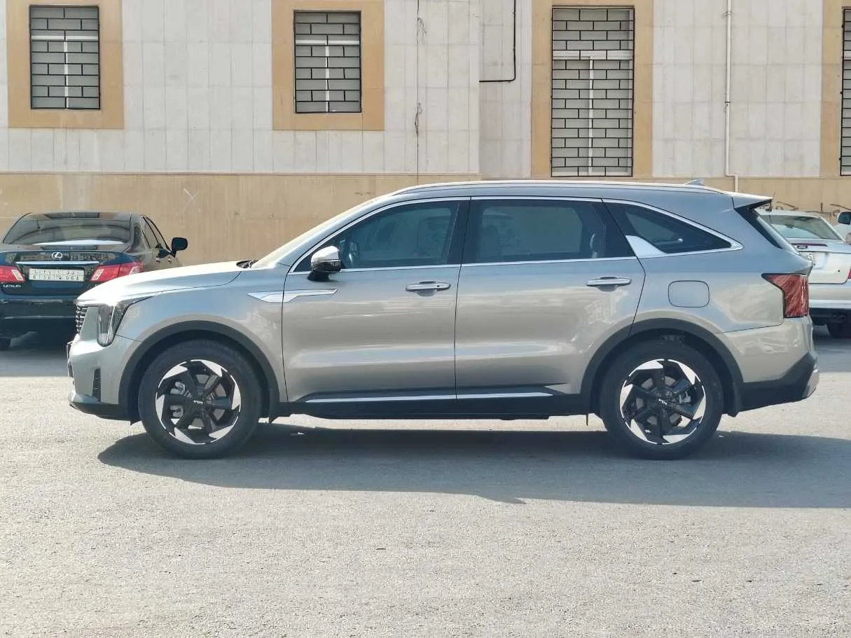 Car image 8