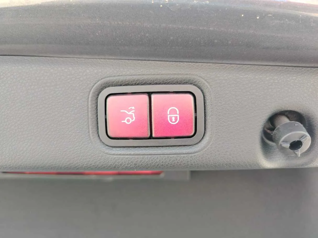 Car image 34
