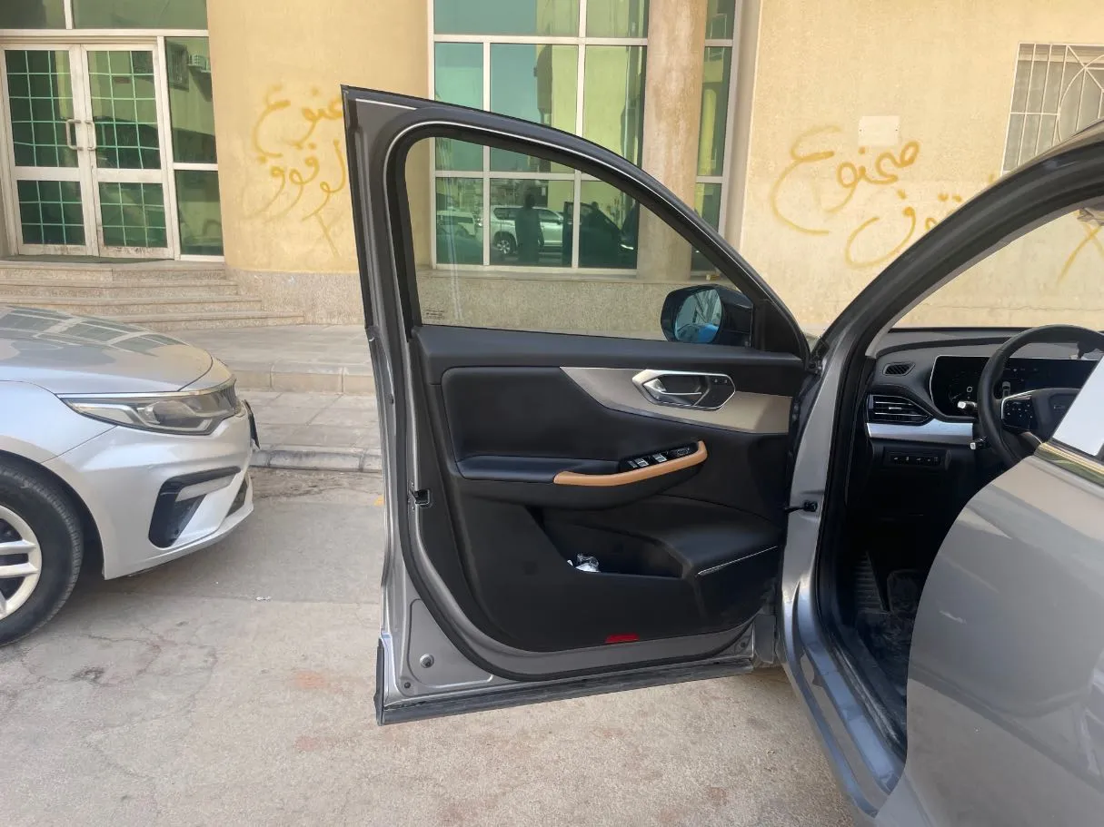 Car image 9