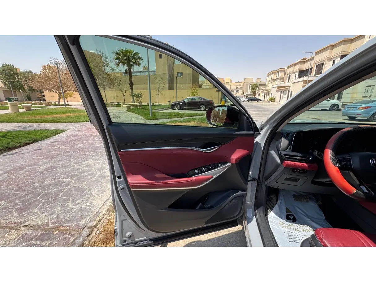Car image 9