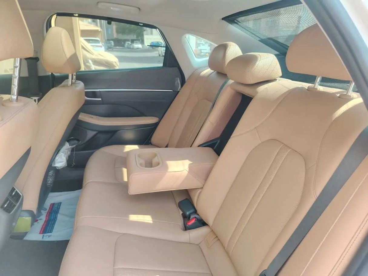 Car image 18