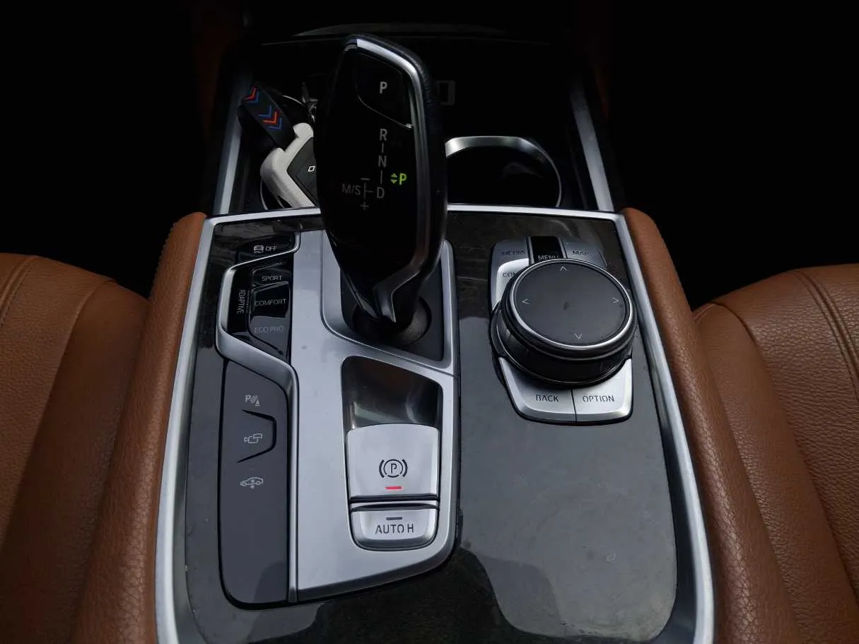 Car image 17