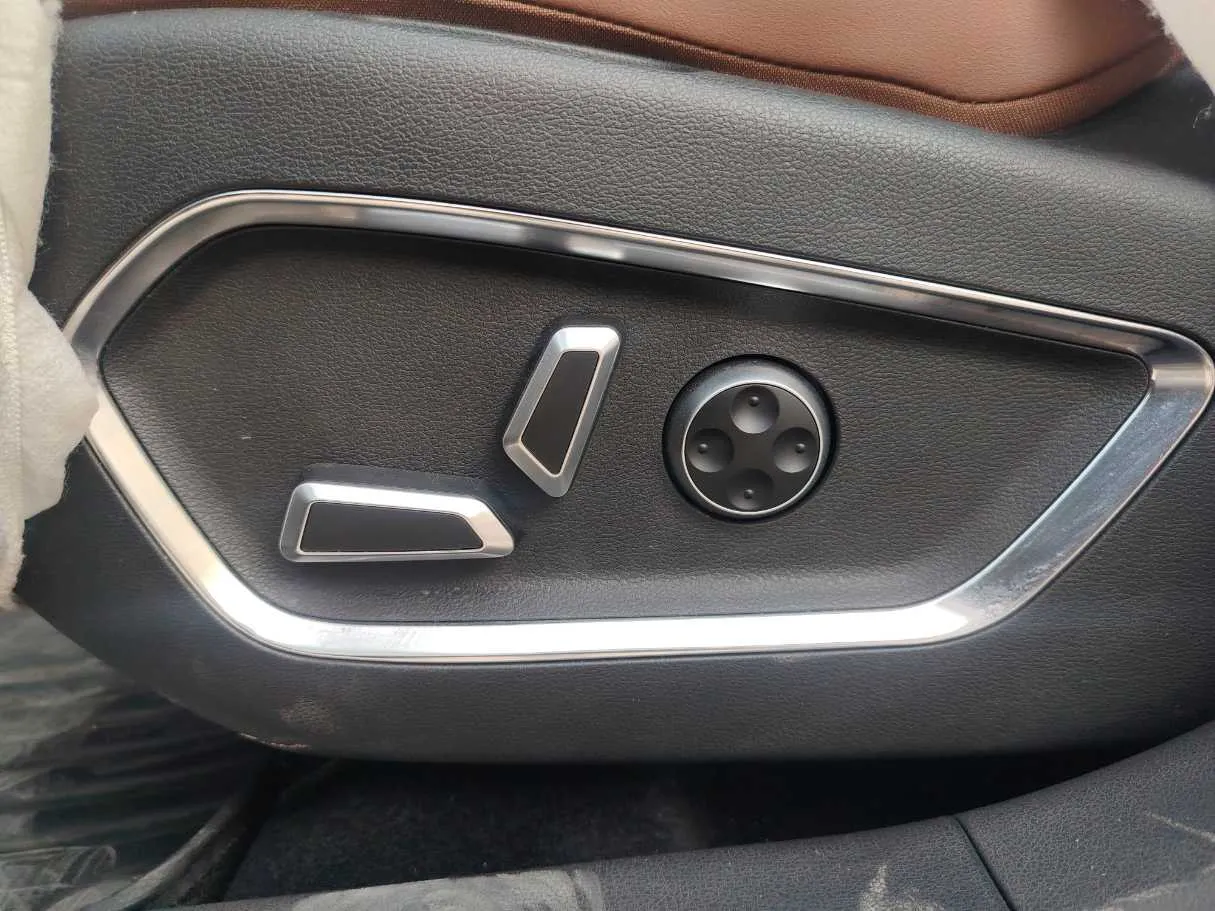Car image 26
