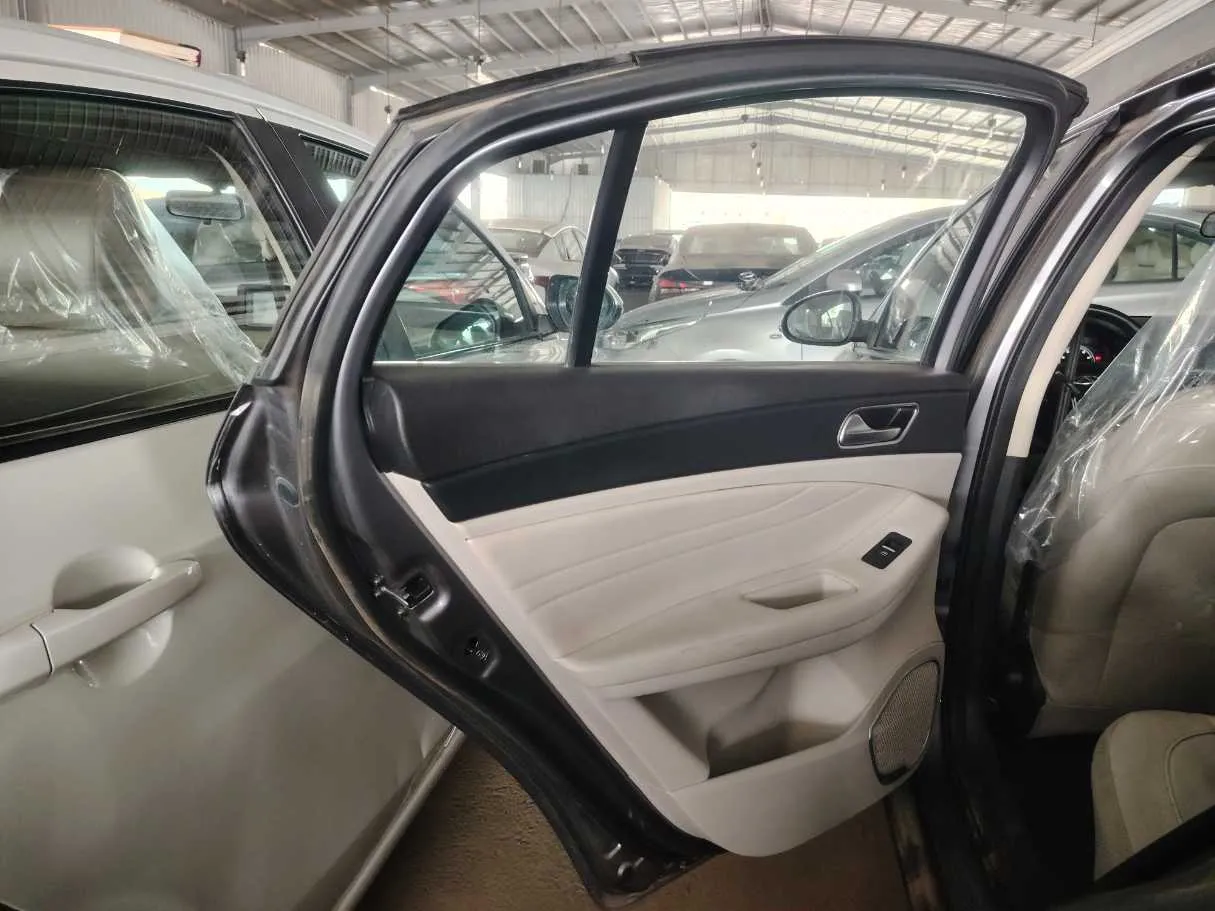 Car image 16