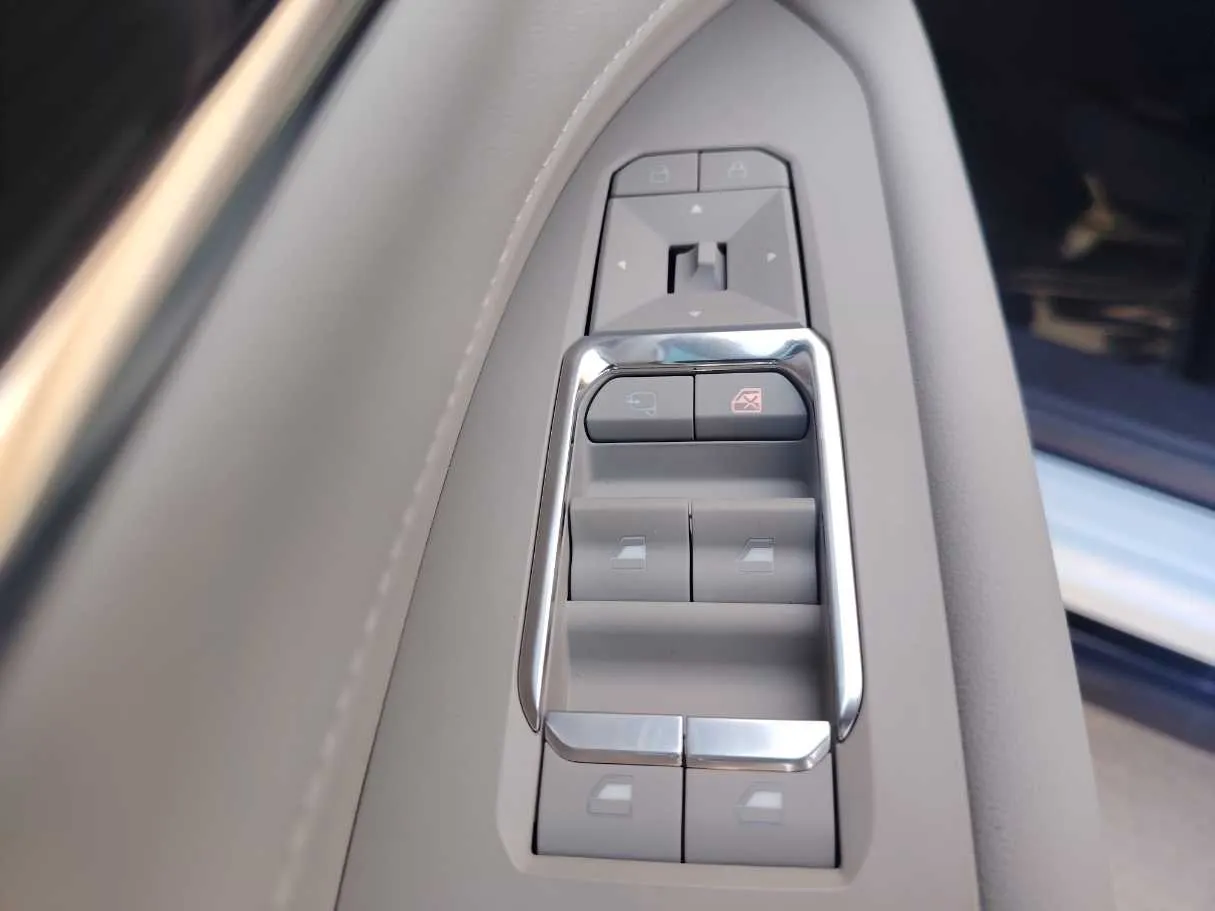 Car image 29