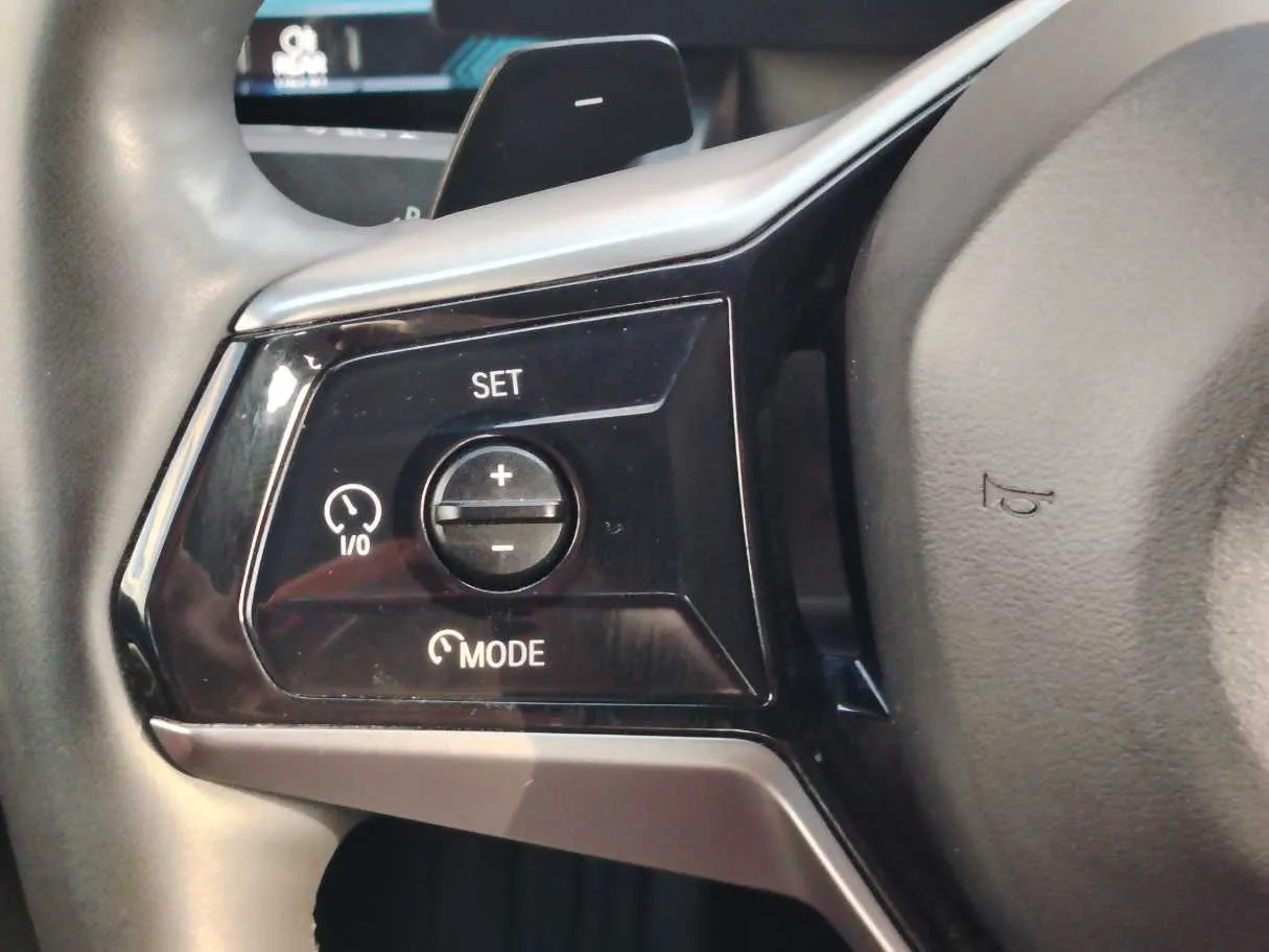 Car image 32