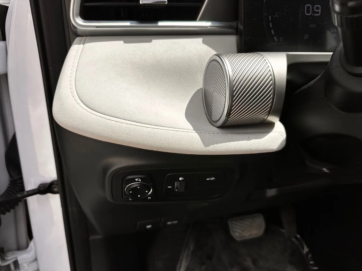 Car image 27