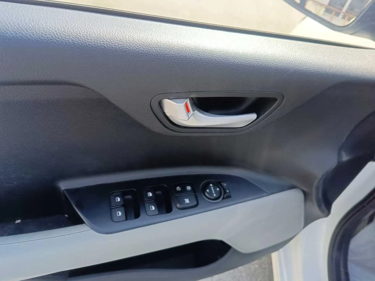 Car image 29