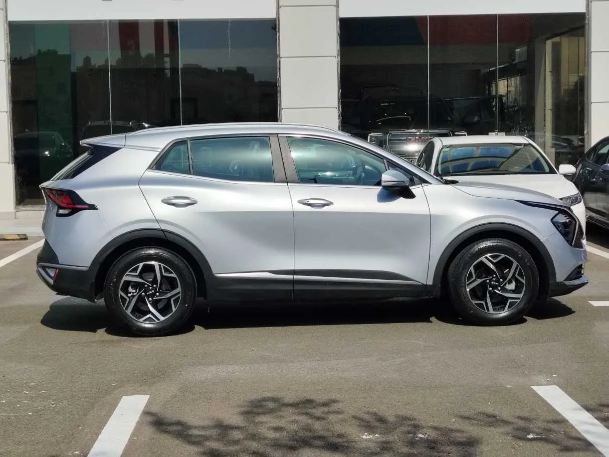 Car image 4